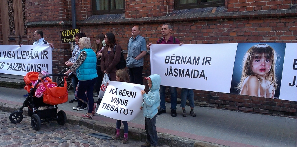 Par meitenes izmantošanu notiesātie Liepājnieki vainu noliedz; atteikušies no advokātes