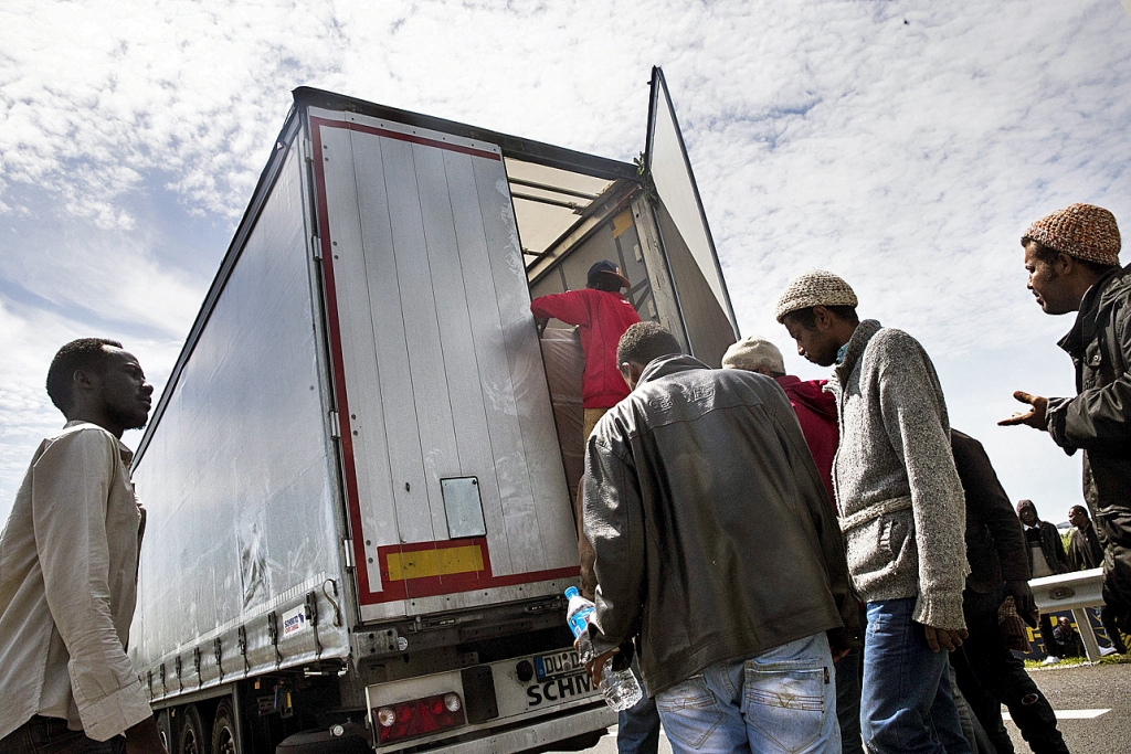Lielbritānija un Francija mēģina rast risinājumu migrantu krīzei Kalē