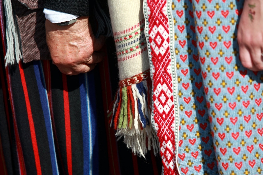 FOTO: Doma laukumā atklāj izstādi par folkloras festivālu Baltica