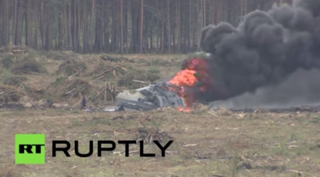 VIDEO: Krievijā aviošova laikā avarējis Gaisa spēku helikopters