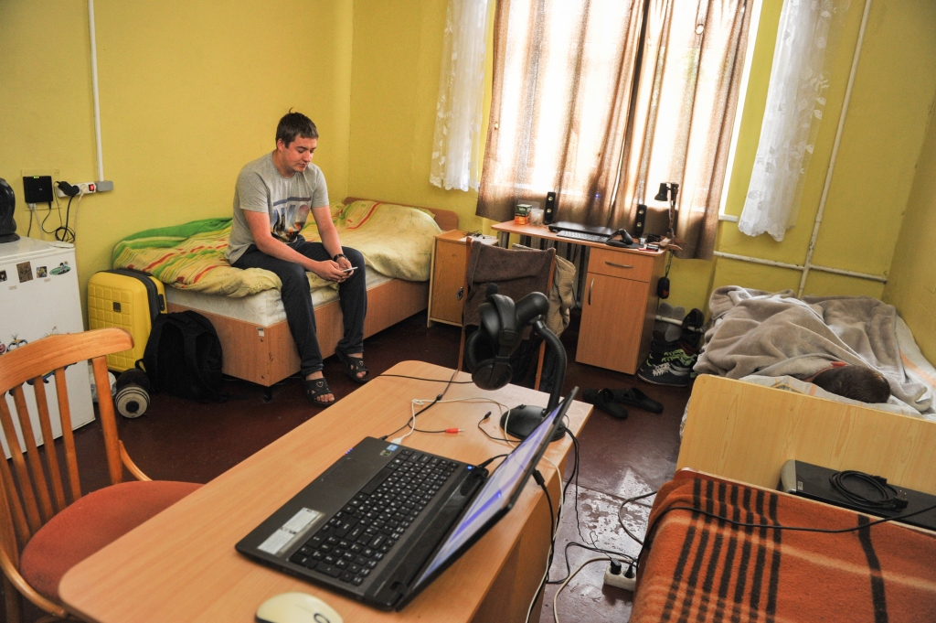 FOTOREPORTĀŽA: Kādās kojās dzīvo RTU un RSU studenti