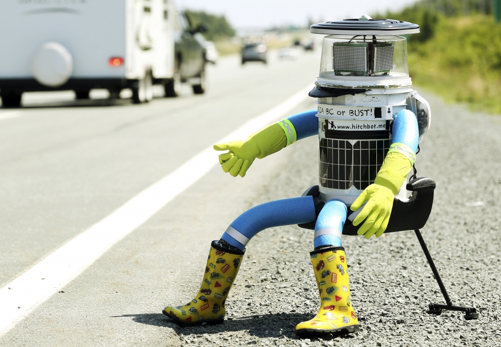 FOTO: Robota-stopētāja ceļojumiem pēc vandaļu uzbrukuma pienācis gals