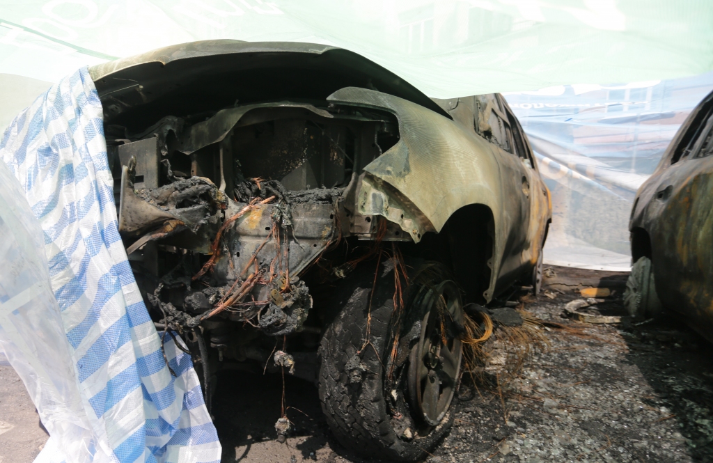 FOTO: Doņeckā aizdedzinātas četras EDSO novērotāju automašīnas