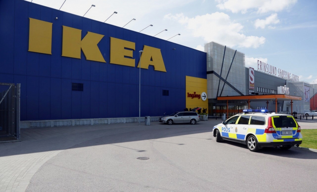 Uzbrukumā Ikea veikalā Zviedrijā nodurti divi cilvēki
