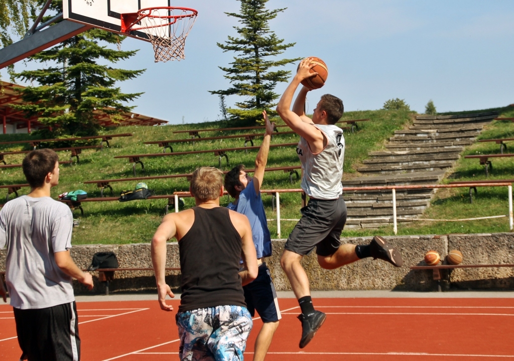 FOTO: Spēlē florbolu un basketbolu