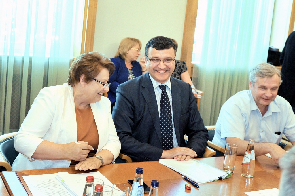 Pedagogu algu modeli slavē, bet partijas neizrāda politisko gribu to pieņemt