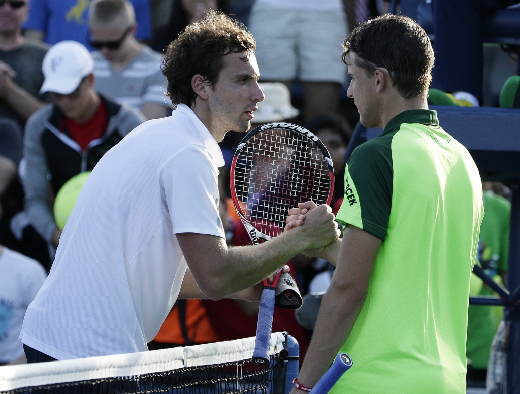 papildināts (8:25) - Gulbis uzvar Tīmu, sasniedzot Monreālas Masters otro kārtu