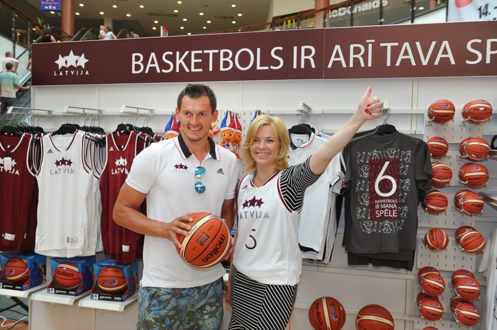 FOTO: Izlases basketbolisti atklāj Eiropas čempionāta fanu zonu