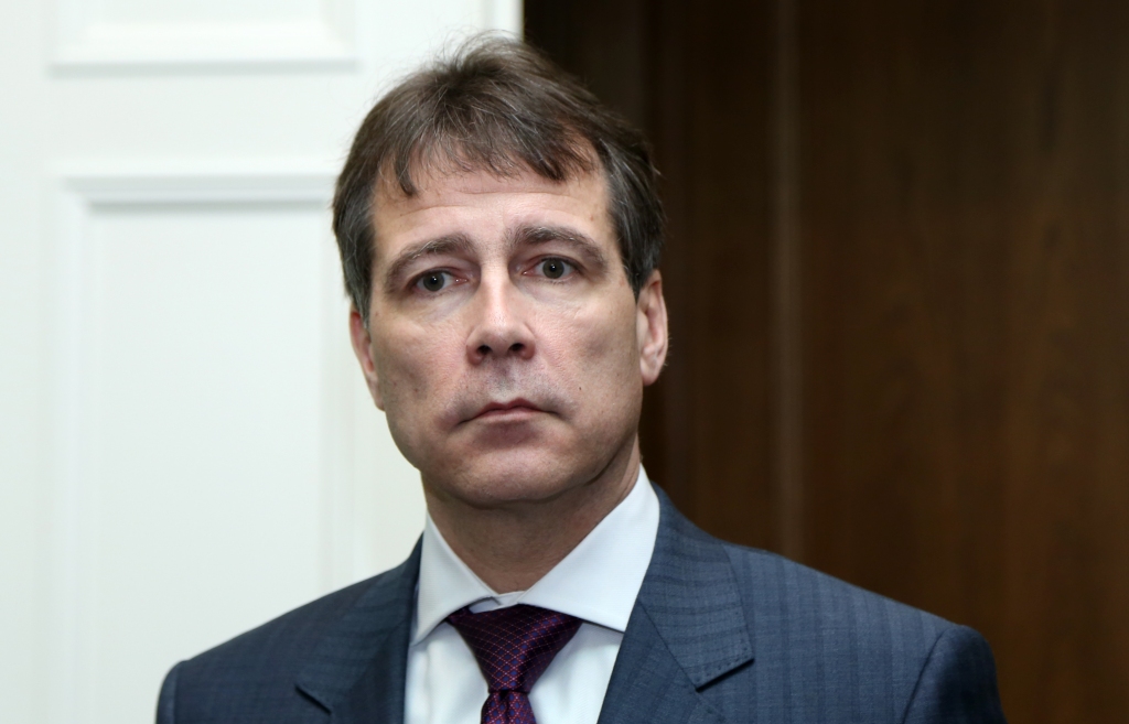 Magoni patur apcietinājumā