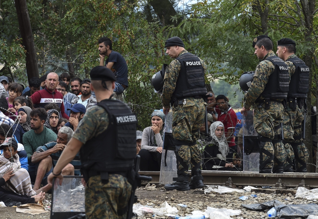 Simtiem nelegālo imigrantu pārvarējuši policijas pretestību, ielaužoties Maķedonijā