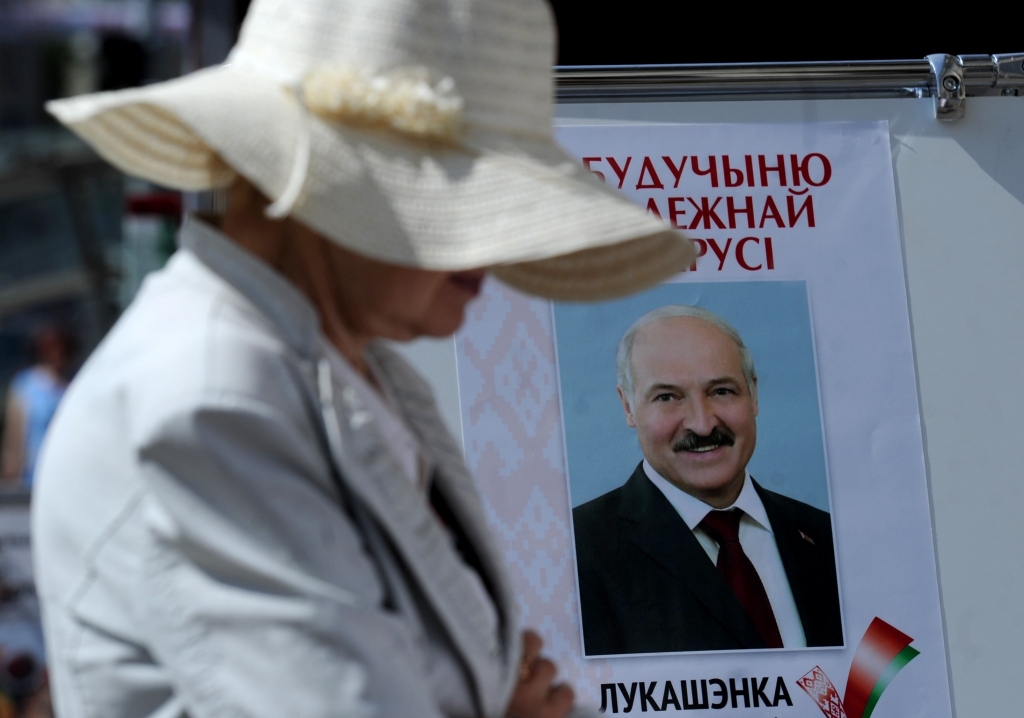 Pusotru mēnesi pirms prezidenta vēlēšanām Lukašenko apžēlo vairākus politieslodzītos