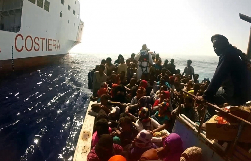 Itālijas jūrnieki pie Lībijas krastiem uzņēmuši 4100 nelegālos imigrantus