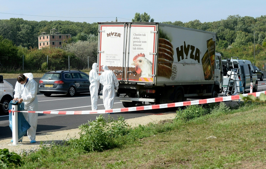 Austrijā pamestā kravas auto atrod vairākus desmitus migrantu līķu