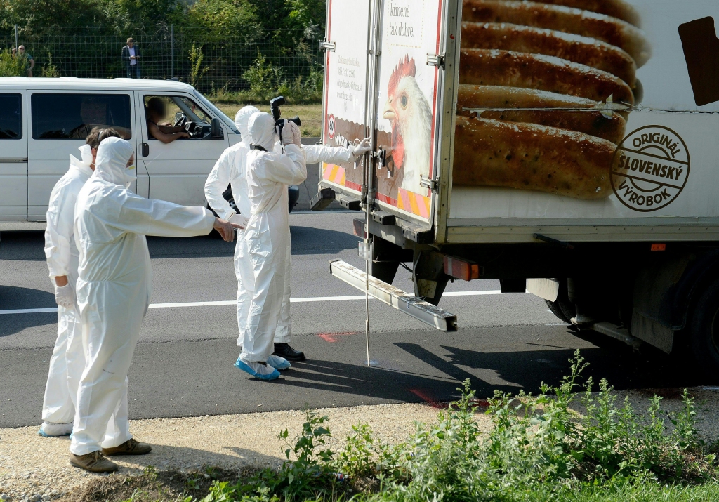 Austrijā pamestajā kravas auto atrasti vairāk nekā 70 migrantu līķi