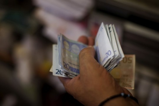 Valdība apstiprina minimālās algas paaugstināšanu līdz 370 eiro