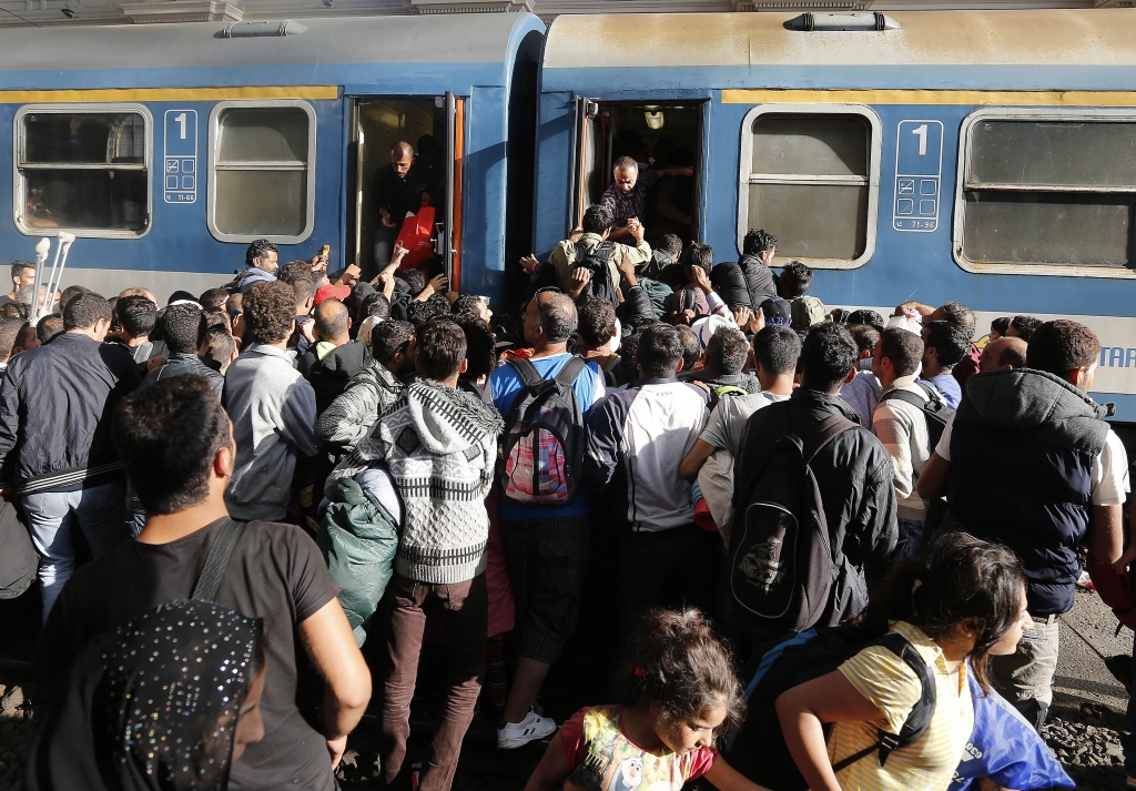 Izmisušajam migrantu pūlim atkal atver Budapeštas stacijas durvis