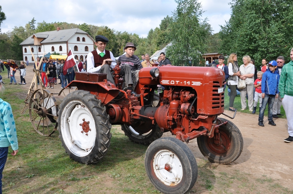 FOTO: Bārbeles Ausekļu dzirnavās svin Pļaujas svētkus