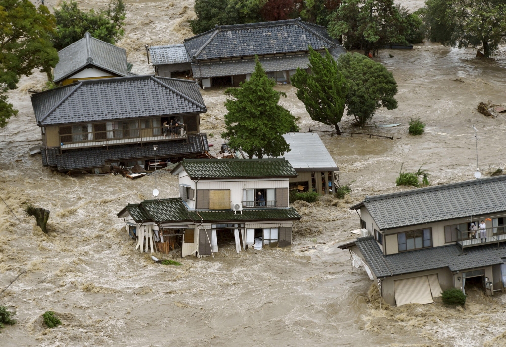 FOTO: Spēcīgi plūdi Japānā spiež tūkstošiem ļaužu pamest mājas