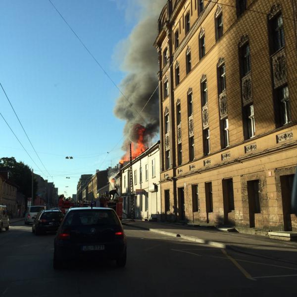 papildināts (10:10) - FOTO: Rīgas centrā dedzis koka nams; ugunsdzēsēji turpina glābšanas darbus
