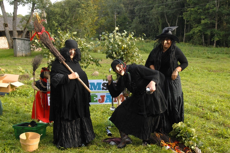 FOTO: Dzejas dienas Stelpes «Pliekšānos»
