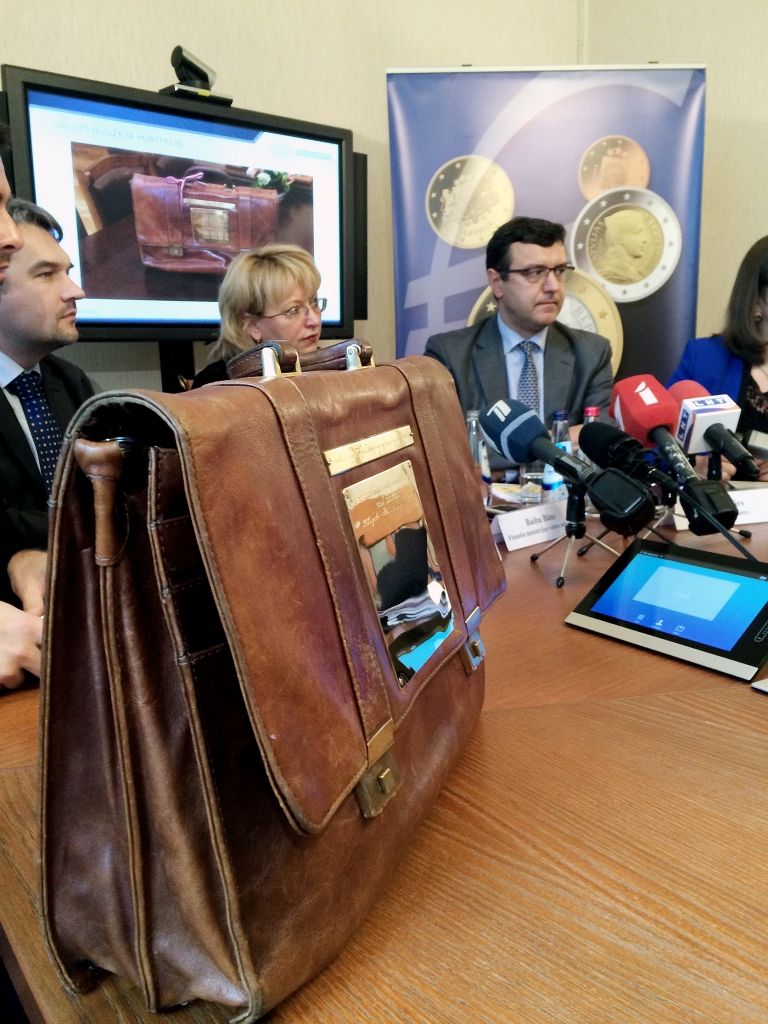 Portfelis jauns, bet saturs bez spožuma