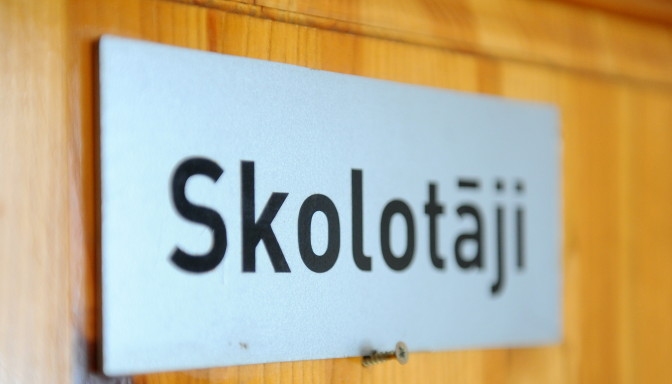 Ieviešot jauno modeli, algu samazinājumu jutīs 56% skolu skolotāju