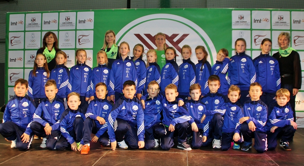 FOTO: Baušķenieki un iecavnieki startē projektā «Sporto visa klase»