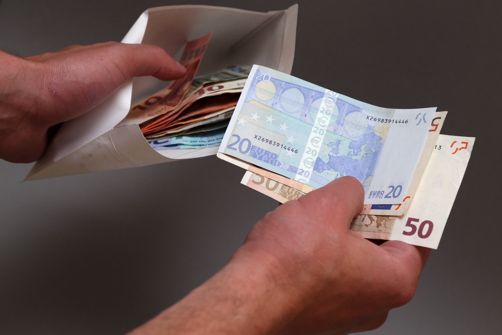 Eksperti: Iedzīvotāju rīcībā esošais naudas līdzekļu apjoms pamazām palielinās