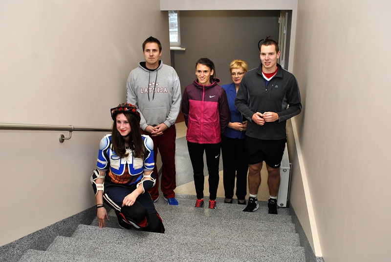 FOTO: Atklāj atjaunoto Bauskas pilsētas pamatskolas sporta zāli