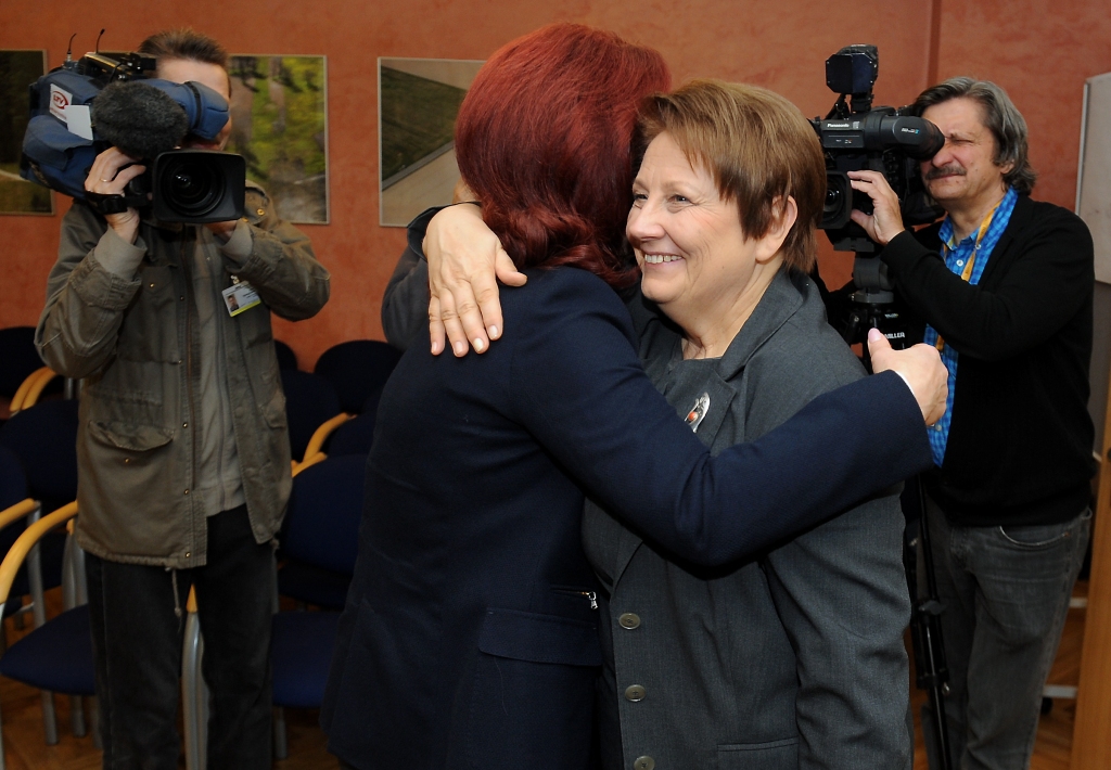 Tviterpērles par Straujumas demisiju: Vai sāksies rudā spēka ēra?