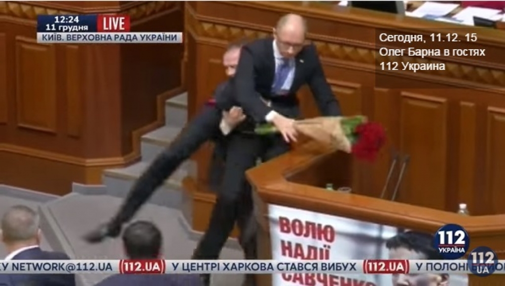 VIDEO: Ukrainas parlamentā kautiņš pēc Jaceņuka nonešanas no tribīnes