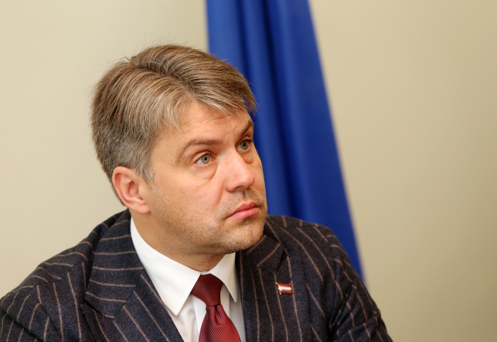 Tiesībsargs: Aizliegums smēķēt automašīnā ir ielaušanās personīgajā telpā
