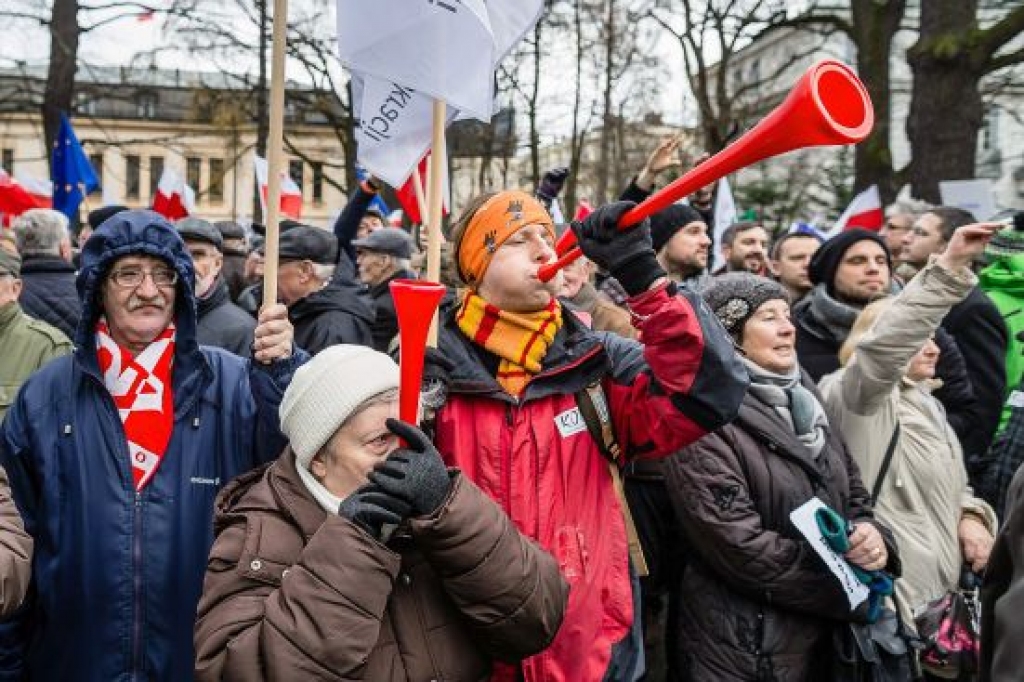 Bažas par Polijas demokrātiju