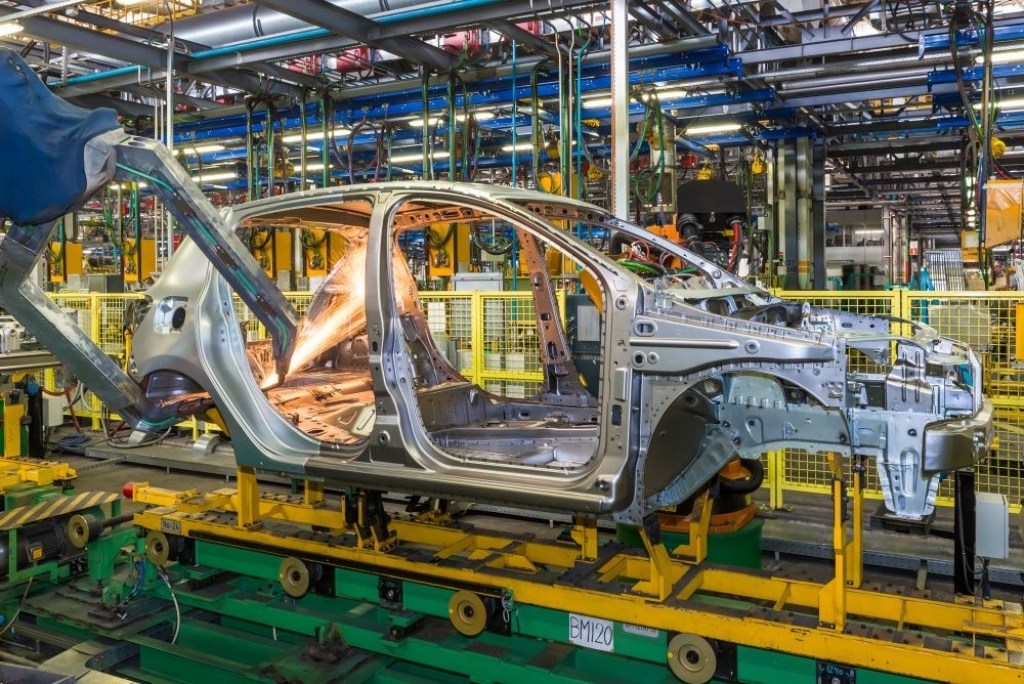 FOTO: Sāk ražot jauno Lada XRay
