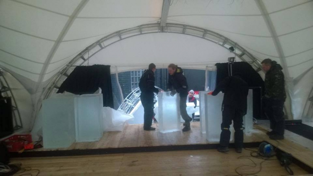 FOTO: Rīgā atvērs pirmo ledus bāru