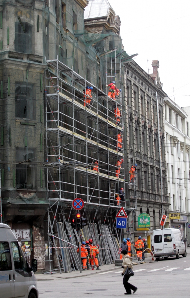 Ēkas renovācijas laikā Rīgas centrā no stalažām nokritis strādnieks