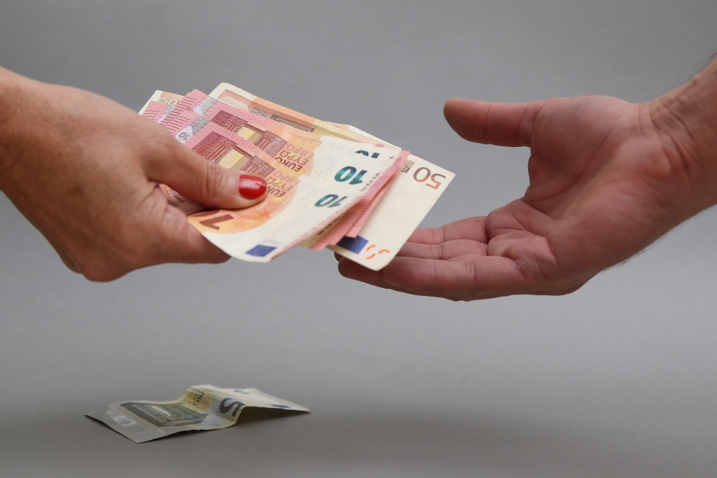Papildināta - ENAP aizdomās par naudas atmazgāšanu aiztur divus Trasta komercbankas darbiniekus