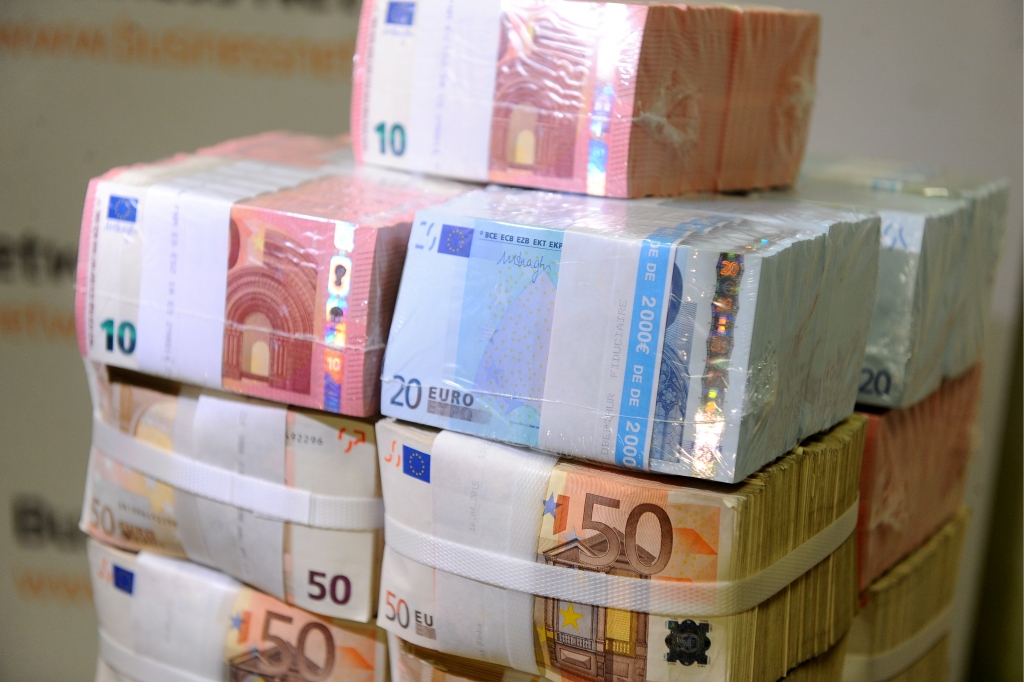 Par no Krievijas nākušas naudas atmazgāšanu aiztur divus bankas darbiniekus
