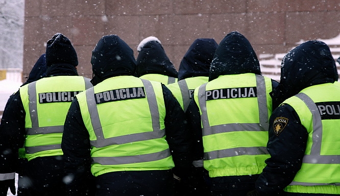 Svētku laikā uz Latvijas ceļiem pastiprināti kontrolēs satiksmes dalībniekus