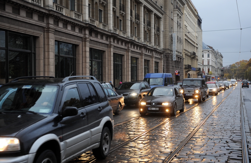 Sastrēgumu dēļ Rīgā ievērojami kavējas sabiedriskais transports