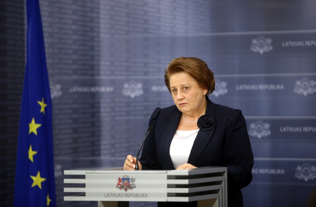 Straujuma aicina aprast ar domu, ka Latvijā ieradīsies bēgļi