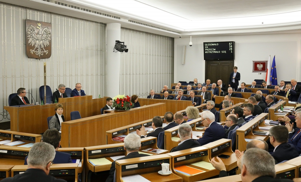 ES brīdina Poliju par likuma varas iespējamo graušanu