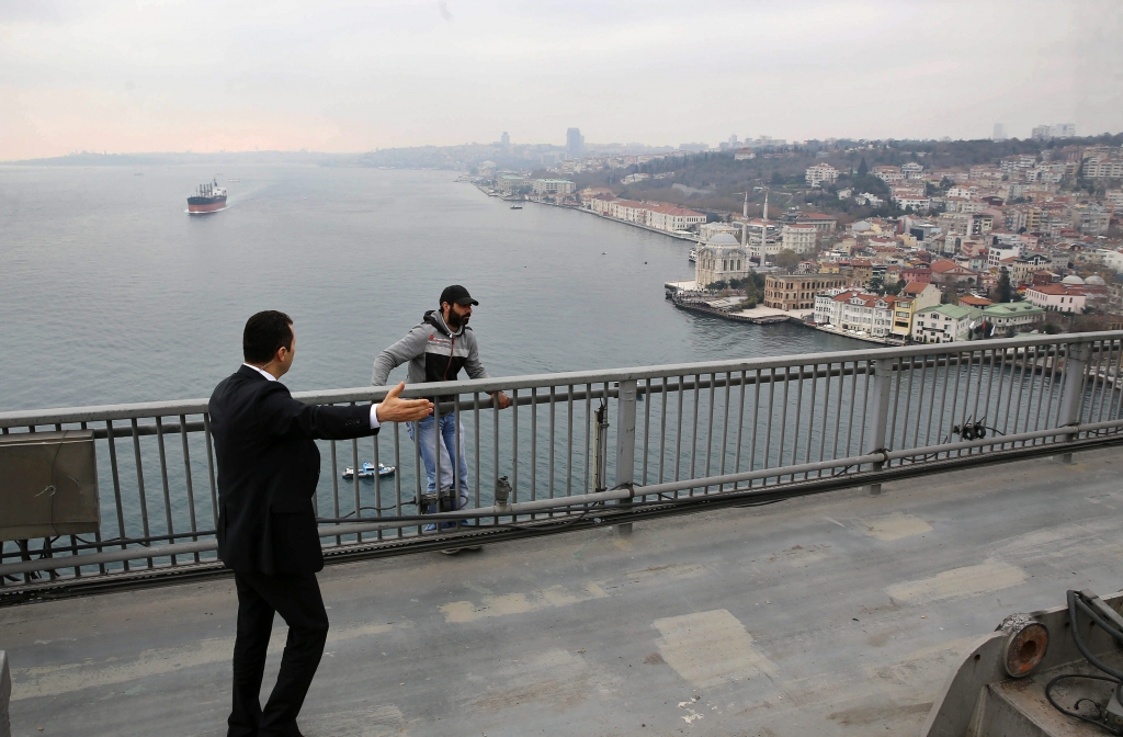 FOTO: Turcijas prezidents atrunā pašnāvnieku nolēkt no tilta