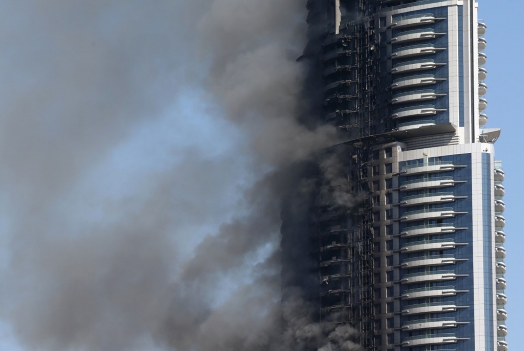FOTO: Lielā ugunsgrēkā Dubaijas viesnīcā viegli cietuši 16 cilvēki