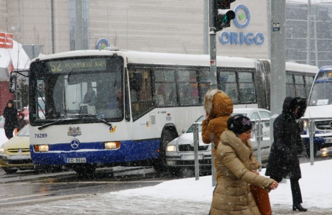 Puteņa dēļ autovadītāji Rīgā sabiedriskajā transportā var braukt bez maksas