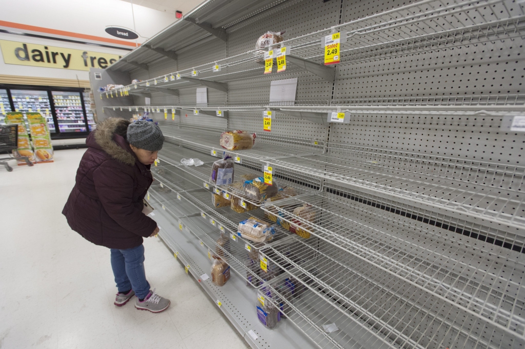FOTO: Amerikāņi steigā iztukšo veikalu plauktus - gatavojas megaputenim