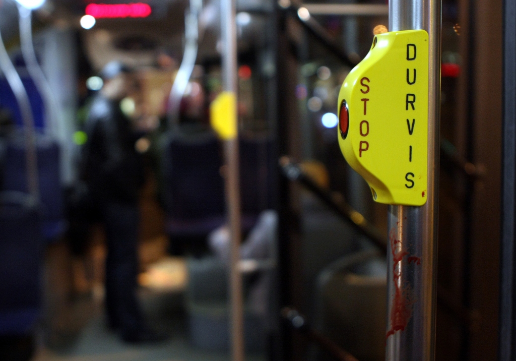 Profesore: Viens gripas slimnieks sabiedriskajā transportā var inficēt 15-20 cilvēkus