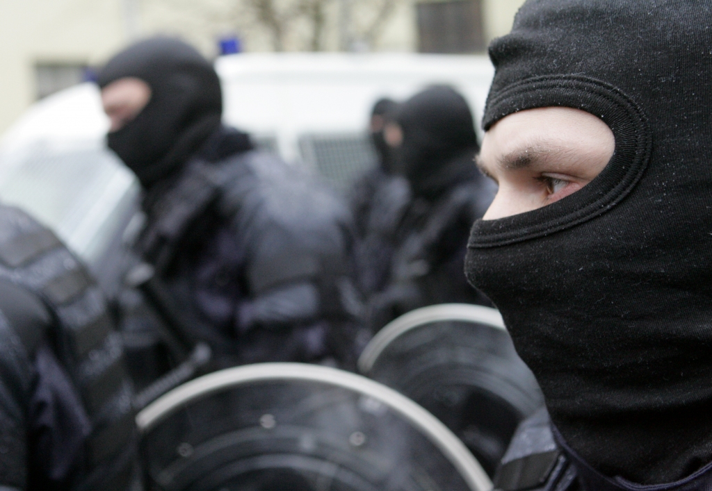 Aizturot psihiski nelīdzsvarotu vīrieti, ar nazi ievainots specvienības policists