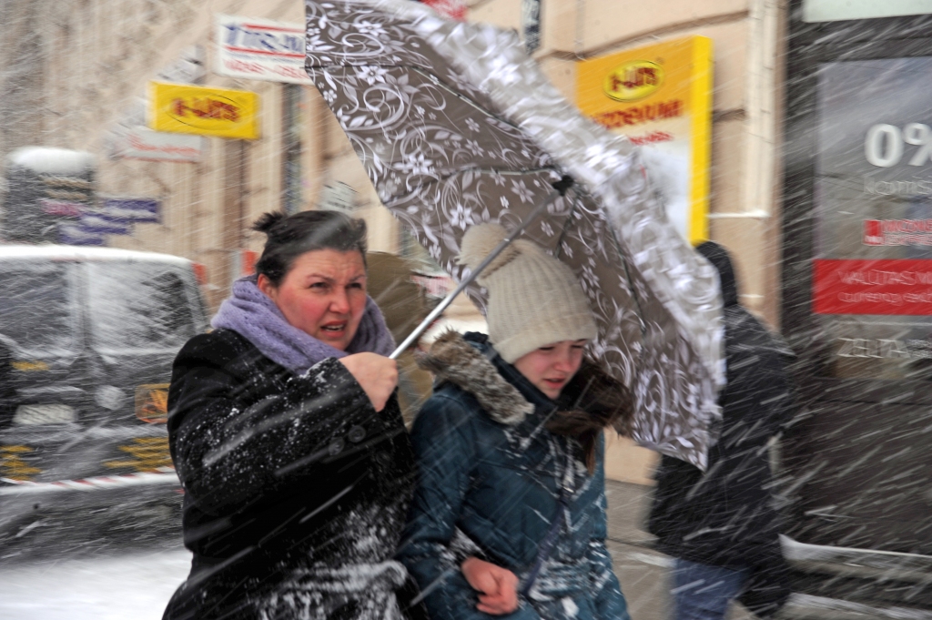 Meteorologi brīdina par spēcīgām vēja brāzmām Latvijas piekrastes rajonos