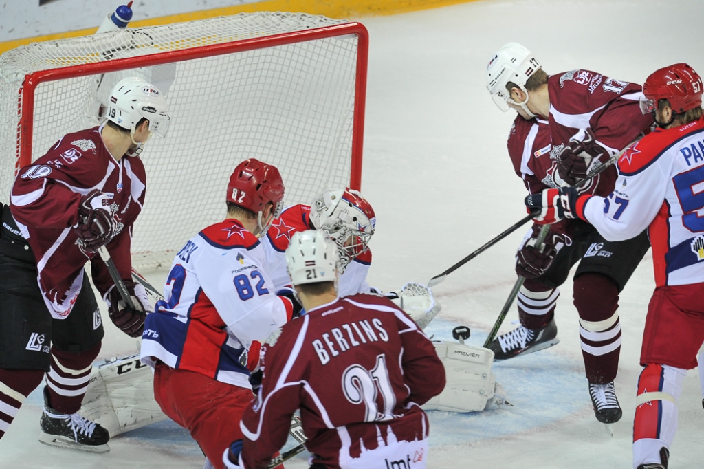 FOTO: Rīgas Dinamo piedzīvo bezierunu zaudējumu KHL līderiem Maskavas CSKA